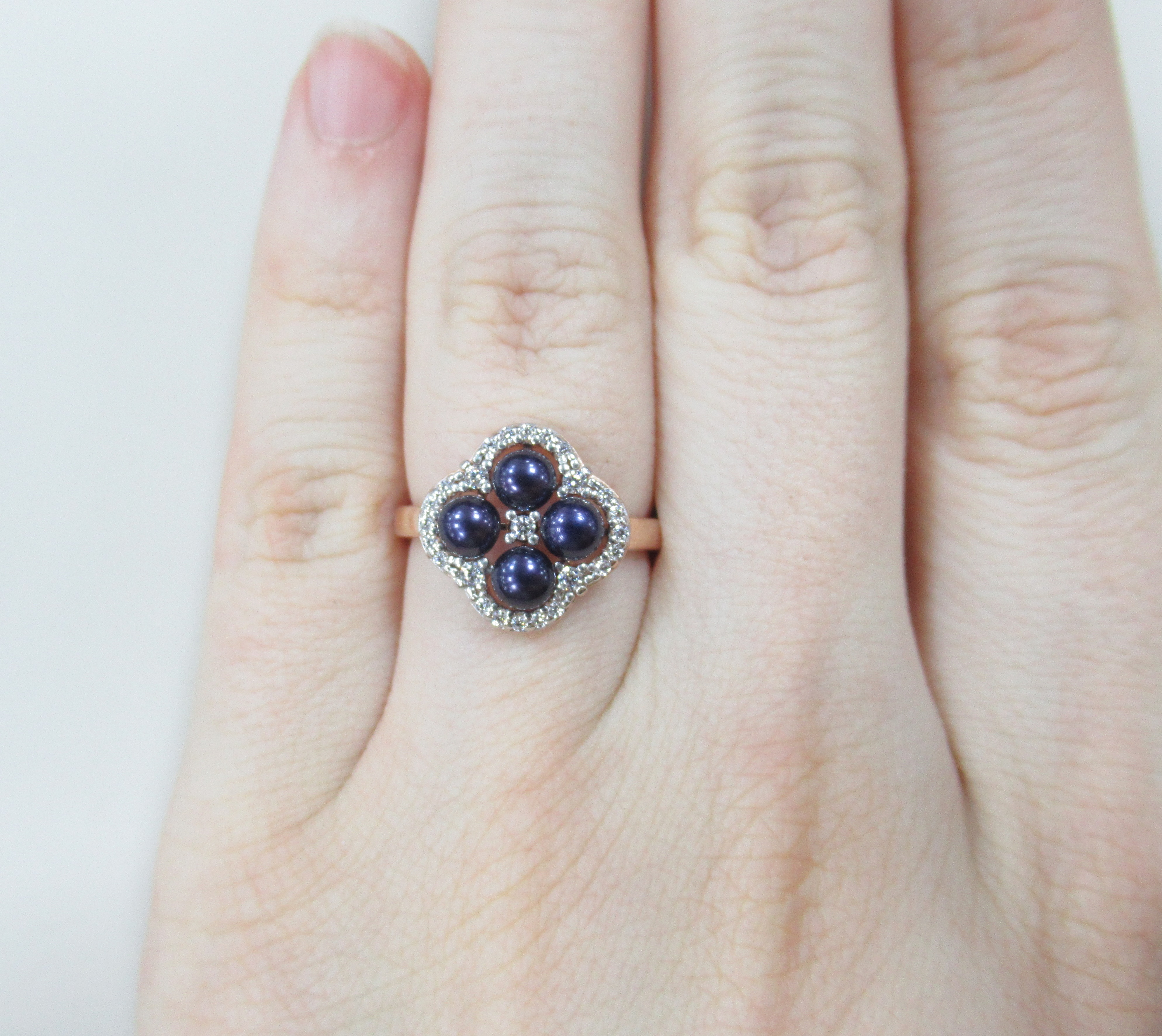 Серебряное кольцо с черным жемчугом "Клевер"